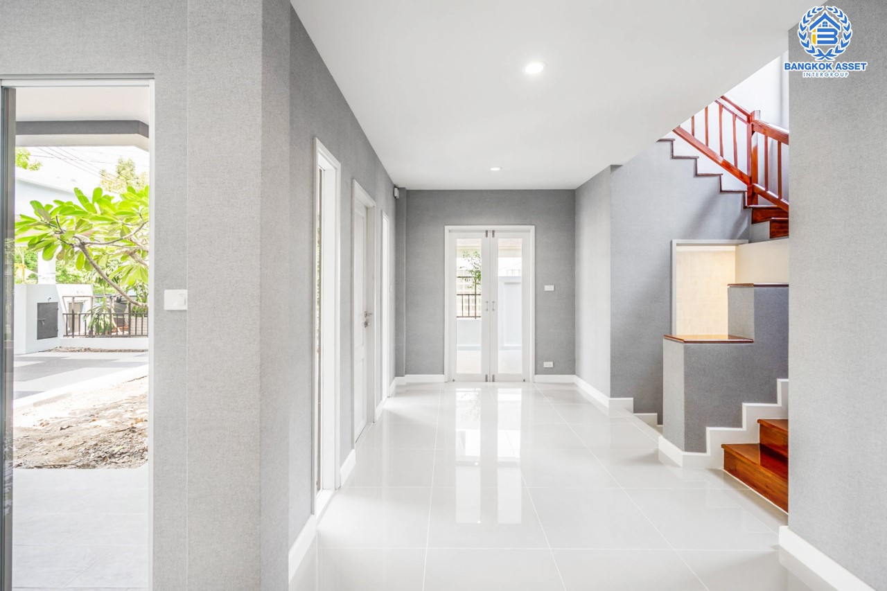 บ้านมือสองตกแต่งใหม่ ม.โนเบิล วานา วัชรพล ดีไซน์สุดโดดเด่น เนื้อที่ 65.6 ตร.ว. ฟังก์ชันจัดเต็ม 3 ห้องนอน 4 ห้องน้ำ 1 ห้องแม่บ้าน จอดรถได้ 2 คัน บนทำเลเดินทางสะดวก ใกล้เซ็นทรัลรามอินทรา, ห้าแยกวัชรพล, จุดขึ้นทางด่วน "ฉลองรัช" และรถไฟฟ้าสายสีชมพู "สถานีวัชรพล"...